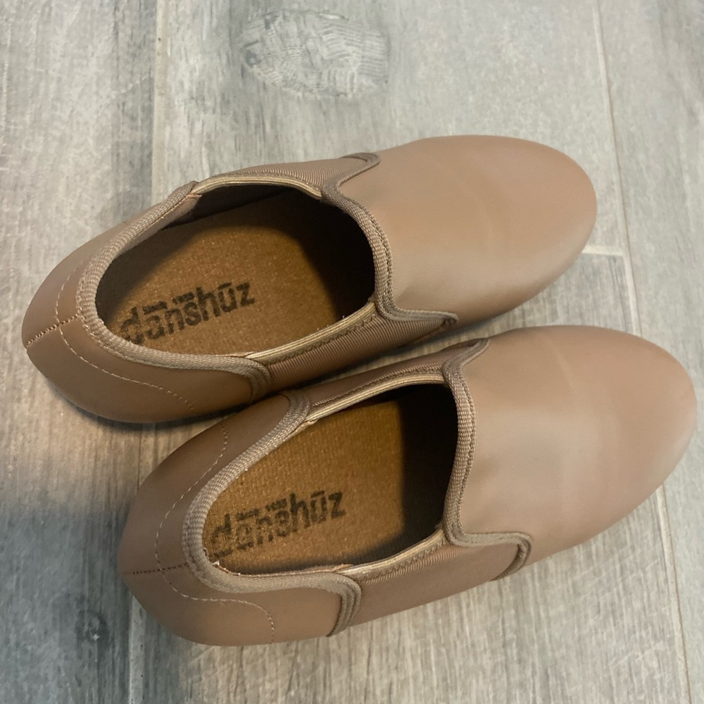 Danshuz tap shoes size 1. In excellent condition, look brand new!